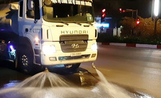 Nhiều ý kiến về việc chi hơn 100 tỷ đồng rửa đường ở Hà Nội